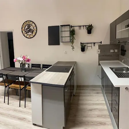 V Centre Free Parking * Martin